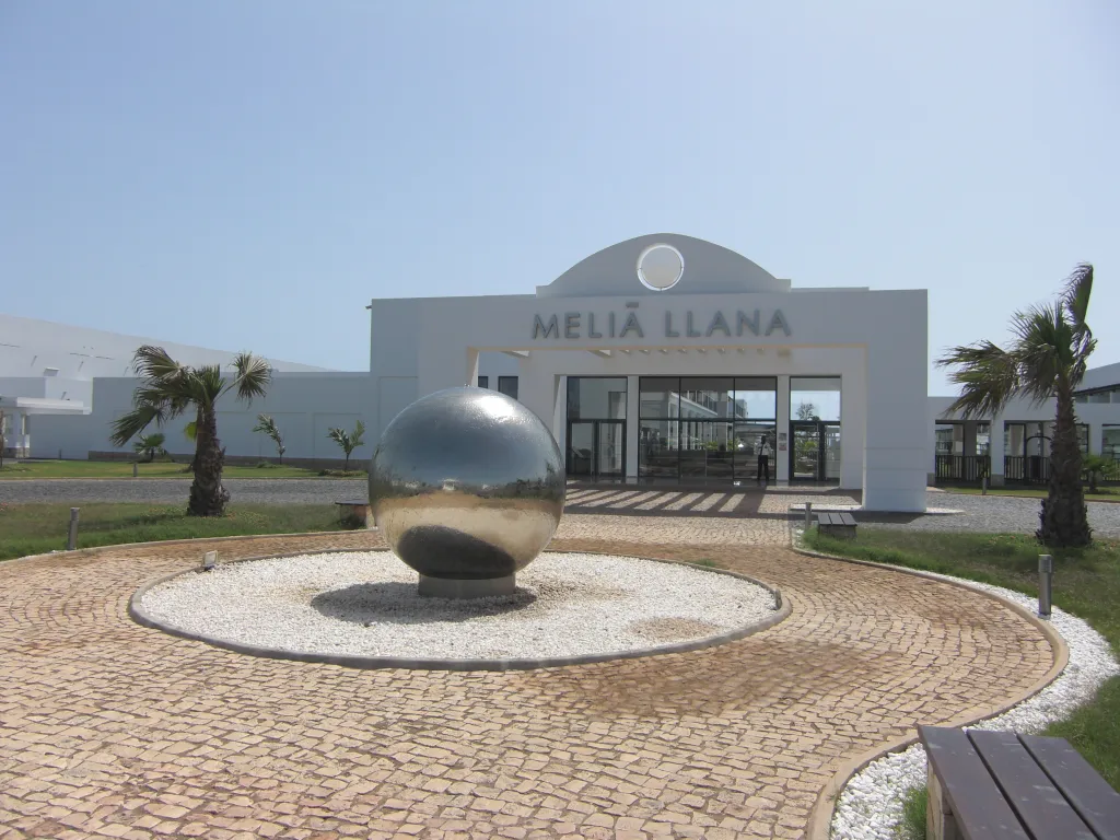 The main entrance of the Melia Llana on Sal Island
